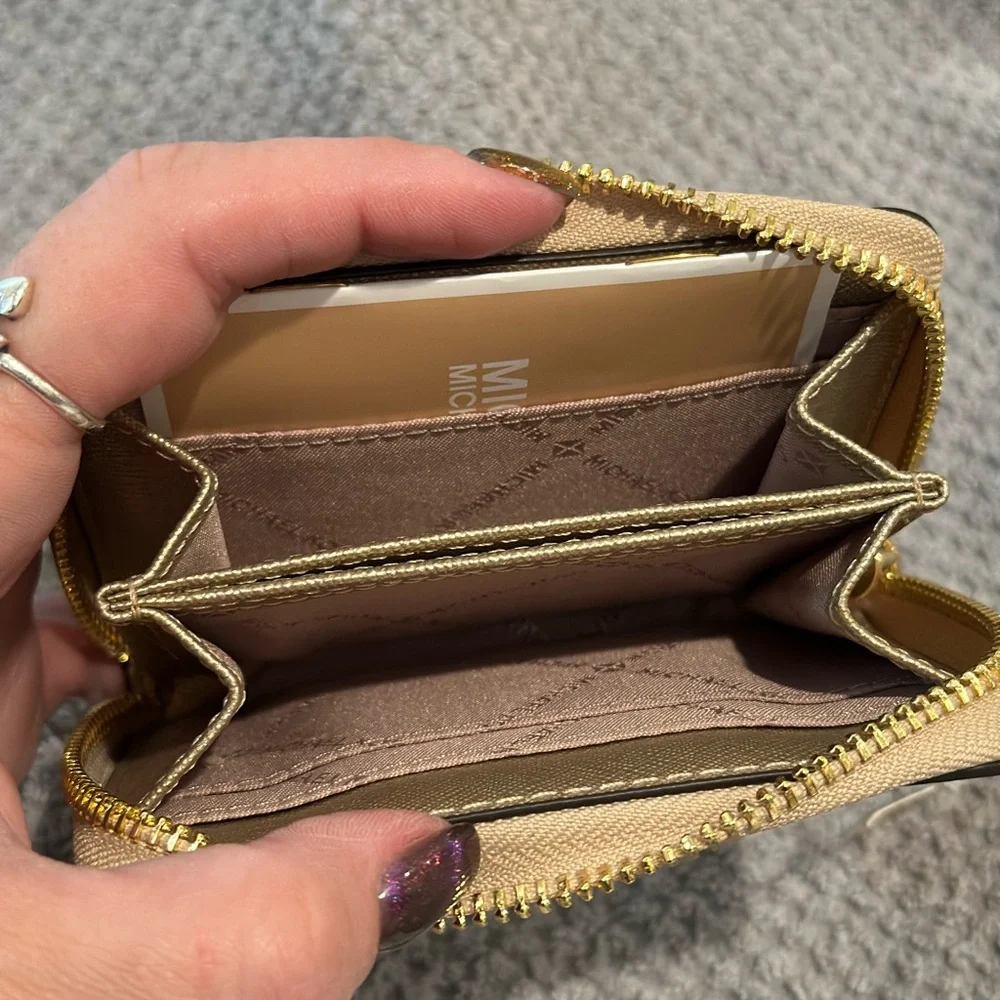 Michael Kors- REED 35S4G6RM6M VANL/PLGOLD MD BELTED BUCKT MSGR - NWT - Picture 10 of 16